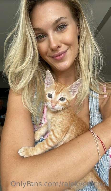 Wanna see my 🐱? hehe