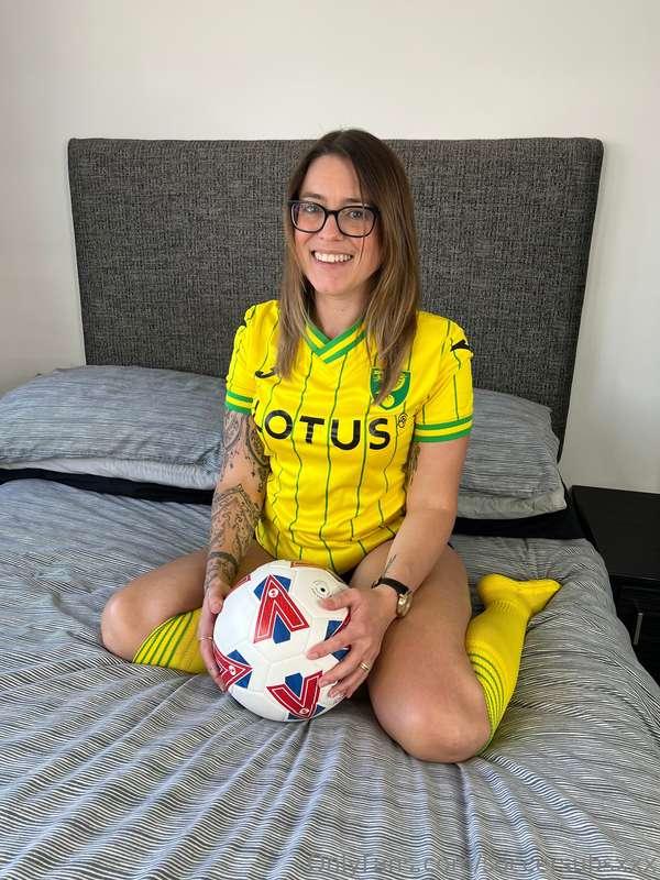 Brand new soccer sub ⚽️⚽️ she’s a Norwich fan but like all f..