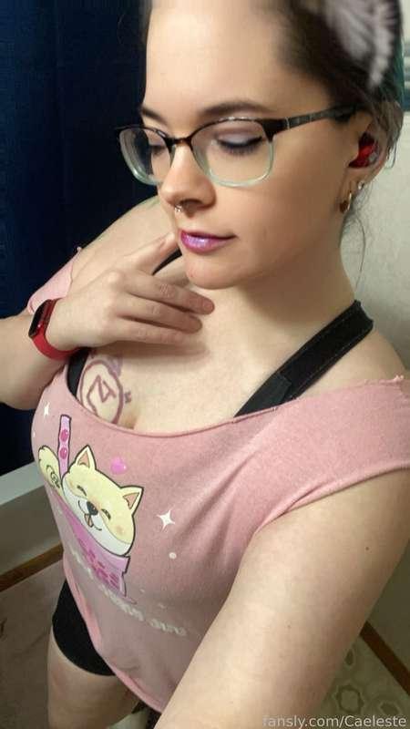 Didn’t get to the gym but I got some selfies. #hucow #hugetits #lactation #lactating #exercise #selfies 