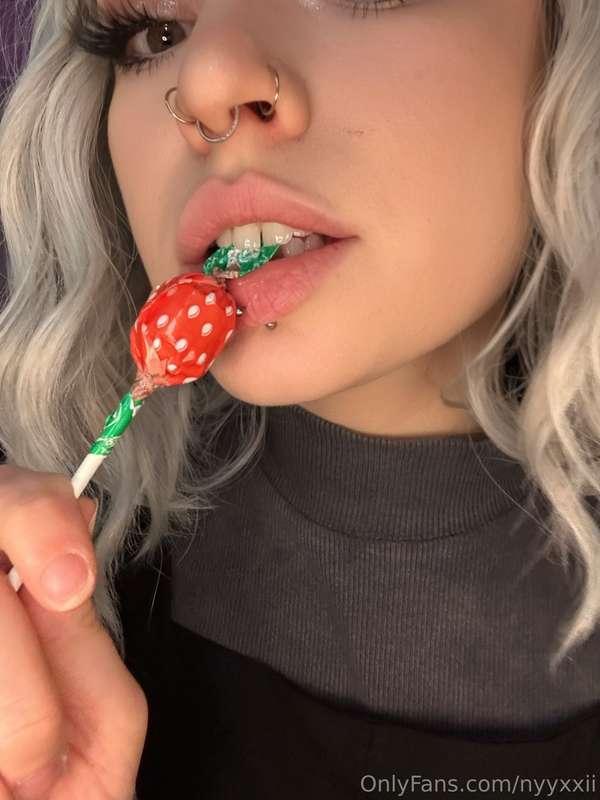 Message me if you wanna see me sucking on this lollipop 🥵