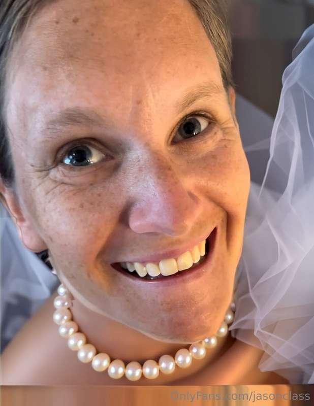Wanna watch me give @stephanieclass a beautiful Pearl Neckla..