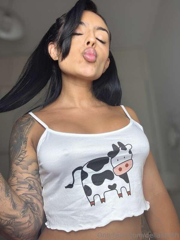 Slide to see the pair of tits behind my sweet little cow🐮