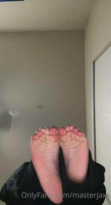 birthday in 2 days so enjoy these 2 smelly feet you sickos a..