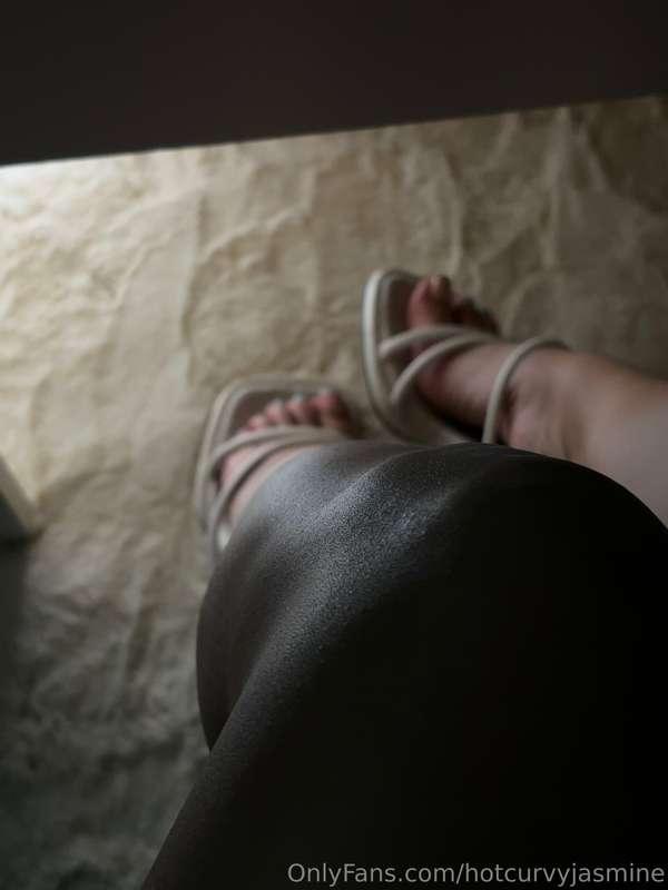 HOW DO YOU LIKE FEET? 👣
