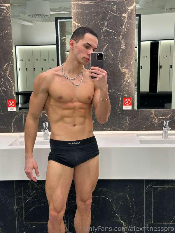 gonna be making some new content soon what do you guys wanna..