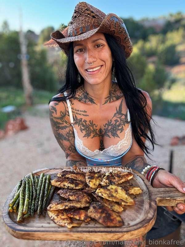 Hungry!?! 🤤 perch and asparagus? Me for dessert??😘