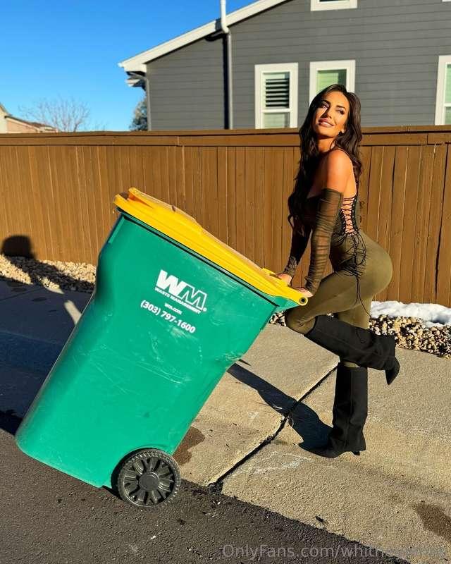 Trash Day 💁🏽‍♀️