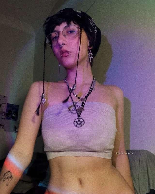 Come chat with me -> @itzel2002 💗