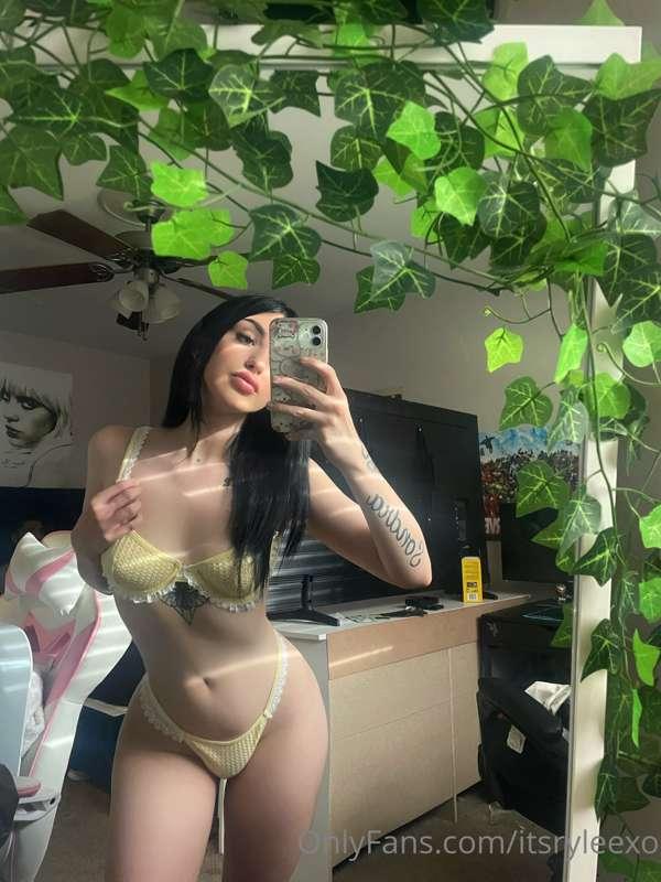 Editing a new sex tape & some new content to go up tonight ;..