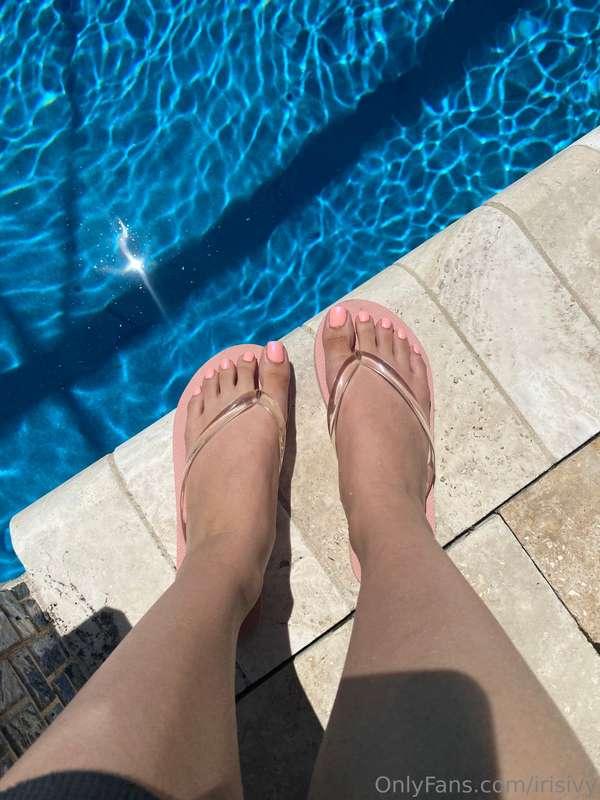 I think I like this pink more than white toes. Warm colors r..