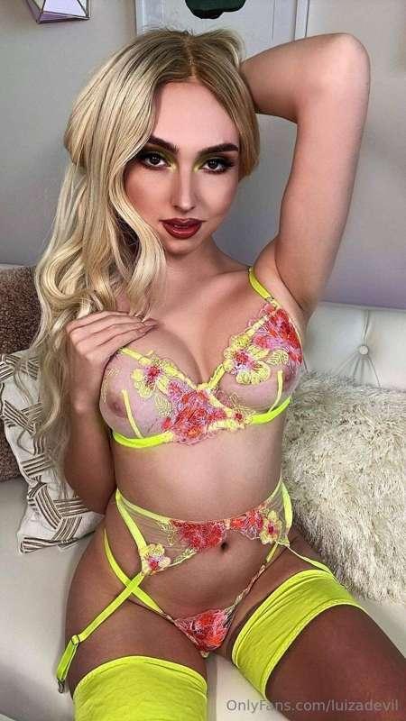 @tsvictoriaprice is the biggest slut I know 😈

She’s online ..