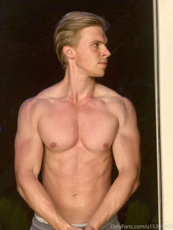Late night pump. First I fuck the gym, then I fuck your wall..