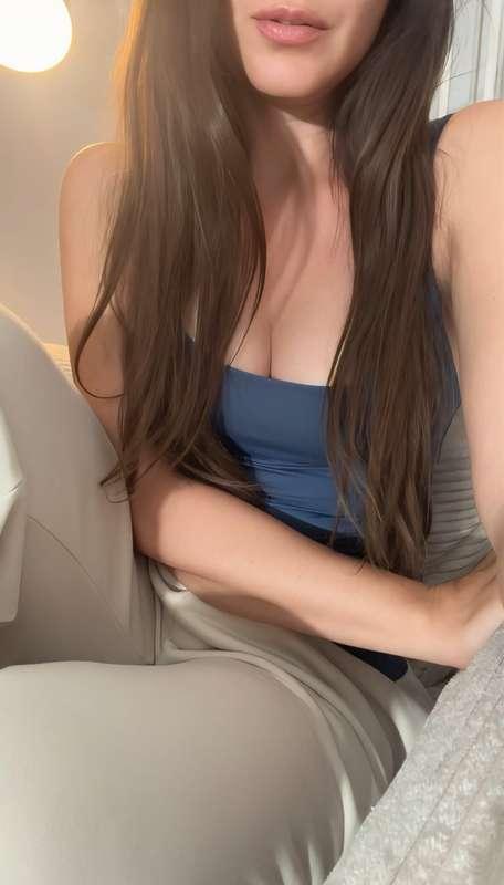 Hätte jetzt Lust auf einen dicken Schwanz. Hilfst du mir?