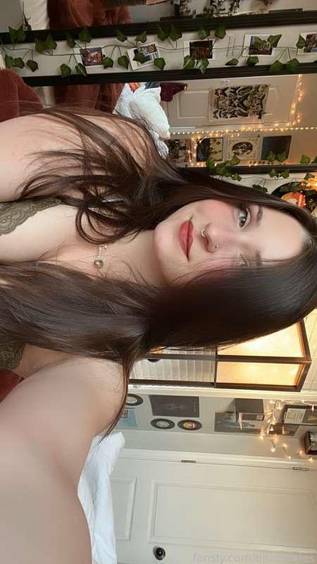 little selfie spam. 

i have BG from the weekend but the issue is.. i was (still am) on my cycle during so it's a BITTTT messy. I may just post it with a warning regardless- its not too bad! 

#fyp #free #selfie #horny #cute #brunette #lingerie #makeup #smallboobs 