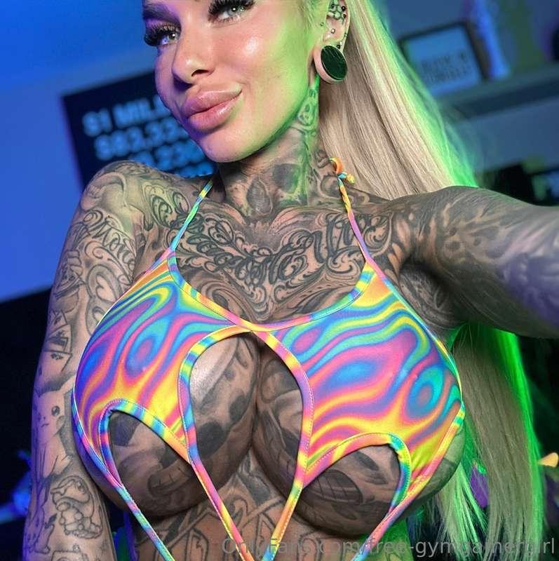 Want mommy milkers 🥛 in your mouth ? 💦