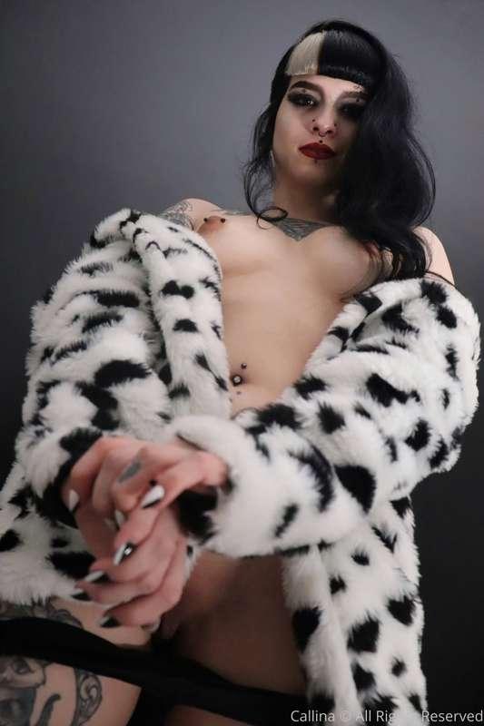 Hail your queen 🤍🖤