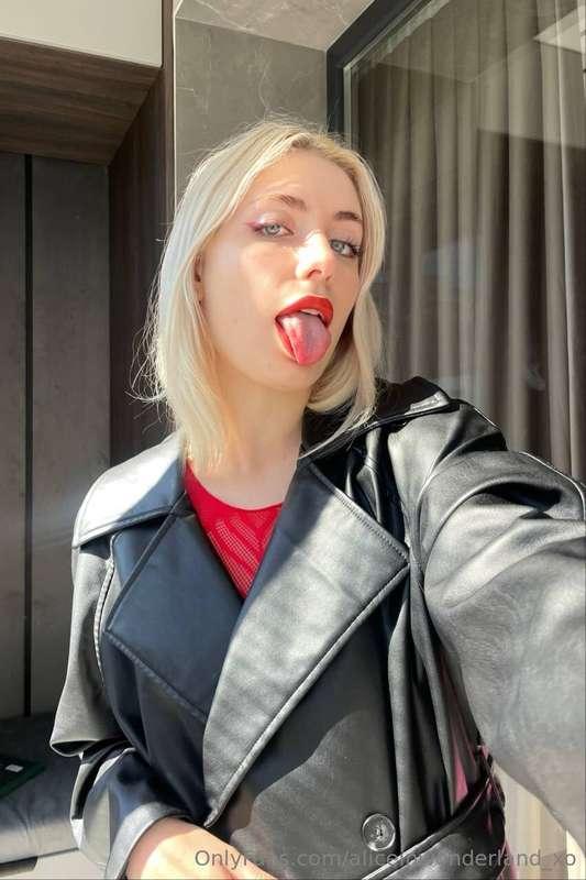 Tell me your fantasies and I’ll judge if they're worthy 🌹🔒