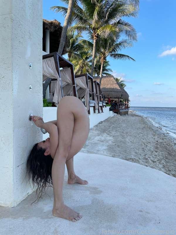 How I take a shower at the beach 🏖💦😁