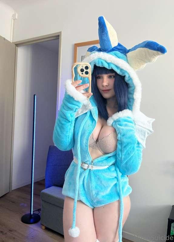 I’m so in love with this Vaporeon suit 🥰