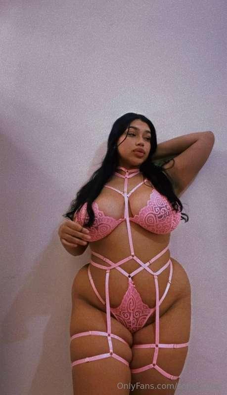 Serving looks and confidence on a silver platter! 🍽️💋