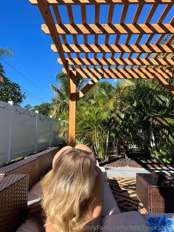 Come hangout with me by the pool💦