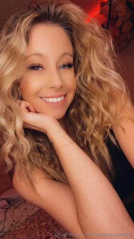 a smile is a girl’s prettiest accessory 🖤
