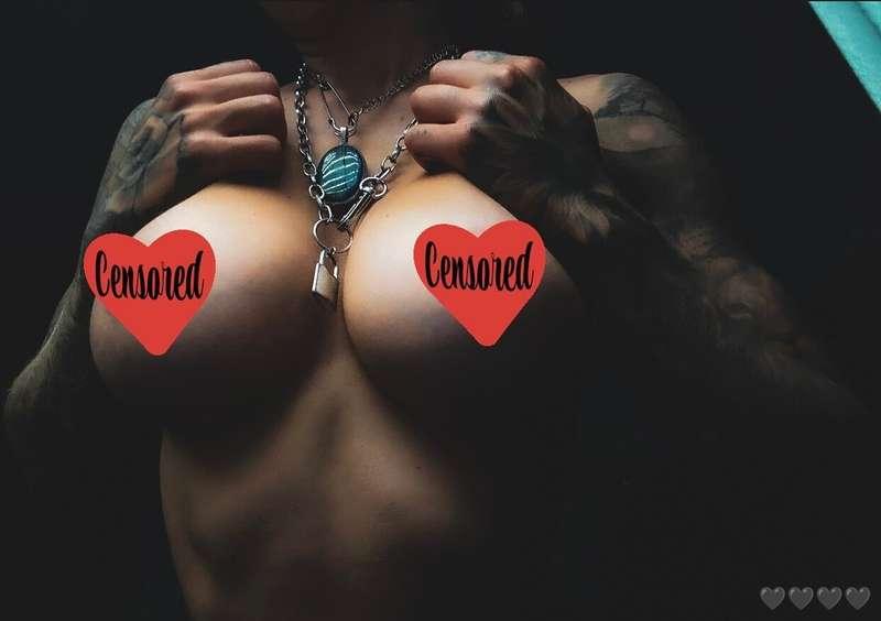 If you want this pic uncensored in your dms, message me hehe..