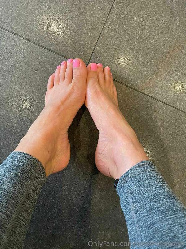 Really need my pretty pink toes sucked