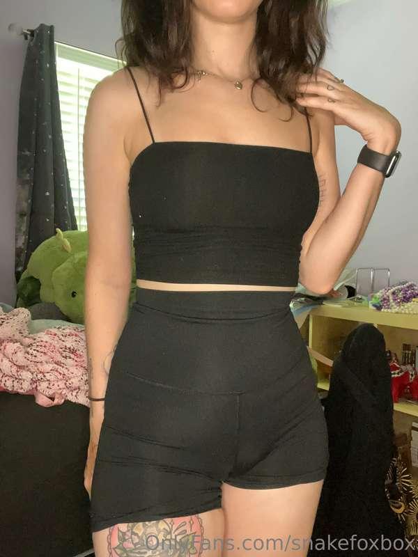 Quick peek 😉 with a nice cameltoe