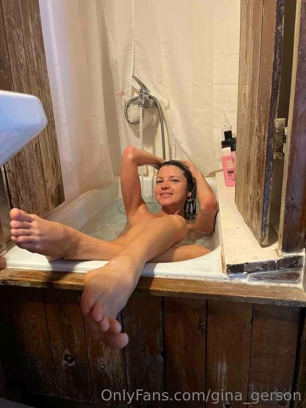 Do you like getting messy in the tub? 😏💦🔞