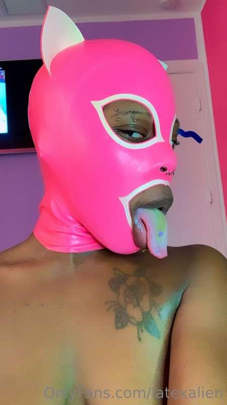 It’s raining and my Pusey wet , videos in your my nessages 💌..
