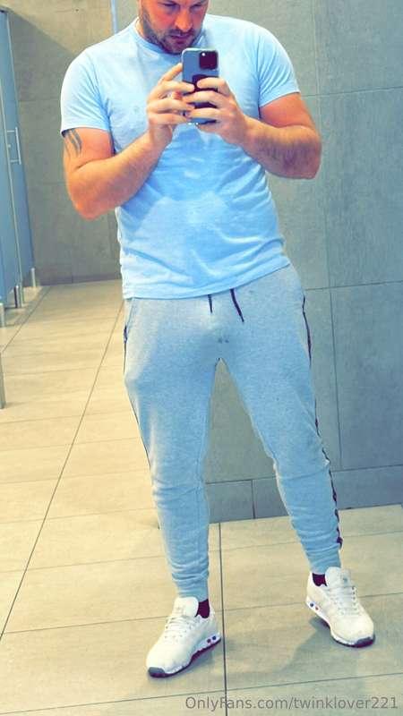 Anyone in the WR toilet? Need my buldge looking after 💦
