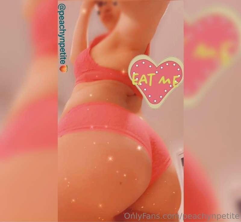 Have your peachy cakes, and please, do eat them too🍑👅🍰👅🎂👅😋 H..