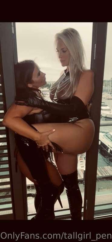 @bustylottie giving the public an eyeful 😈