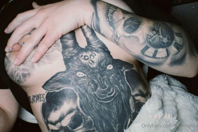 Tatted titty goth 🖤
