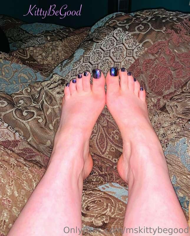 Purple toes for your foot fetish Friday 👣💜💜 Hope you all hav..