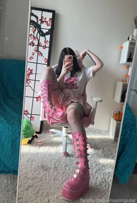 I got new cute_UwU_stompers!
Want me to step on you? 😈