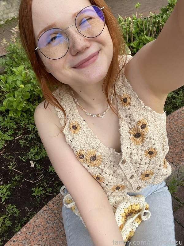 Went for a walk with my friend and finally got to show off the handbag she knitted for me as a birthday gift 😭😭😭😭❤️❤️❤️ ... with my favorite sunflowers on it!!!  🌻🌻🌻 
Can you believe it… she made it with her own hands!!  When I saw it, I squealed with delight 🥹

I was so touched when she gave it to me, and now that summer is here, I decided to proudly take it out for a walk with her ❤️❤️❤️