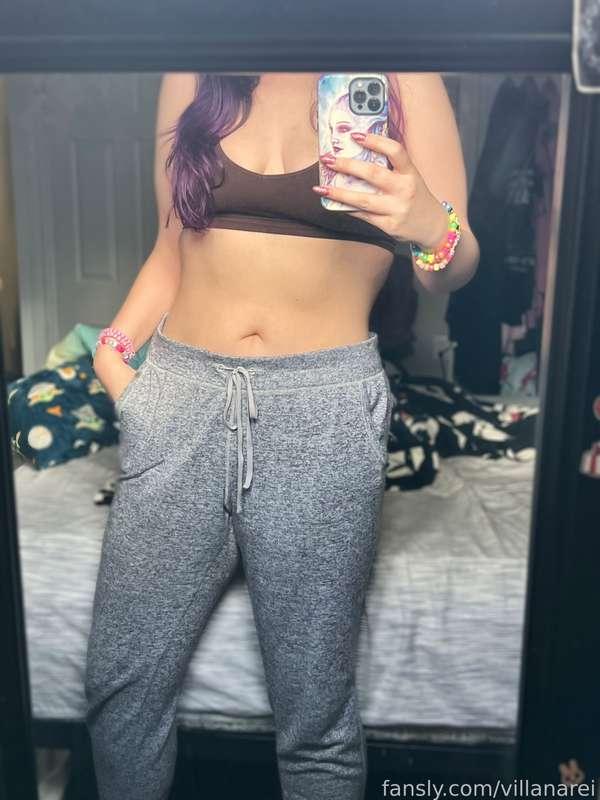 Some morning tummy to start your day right 🥰✨

#fyp #tummy #stomach #abs #thicc #hips #sweatpants #bralette #purplehair