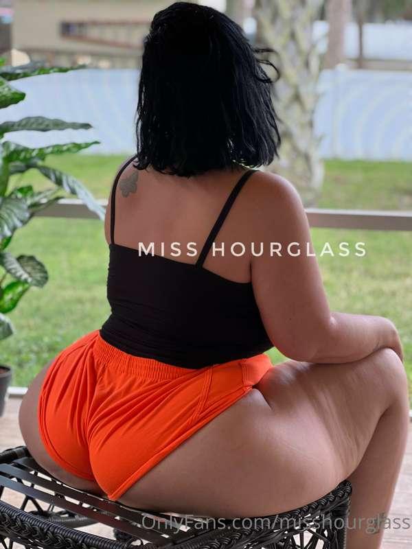 Good afternoon my loves 🍑 
working on all the customs 💦