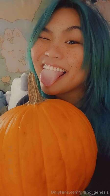 HAPPY HALLOWEEN!!! I'm live on twitch now!! If you're like m..