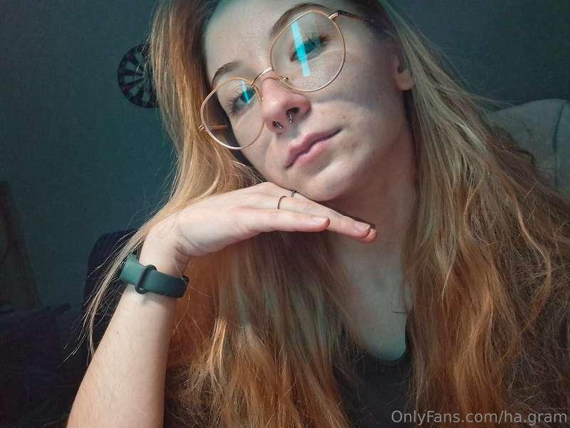 Сидим с бобром за столомВдвоём (я и бутылка)