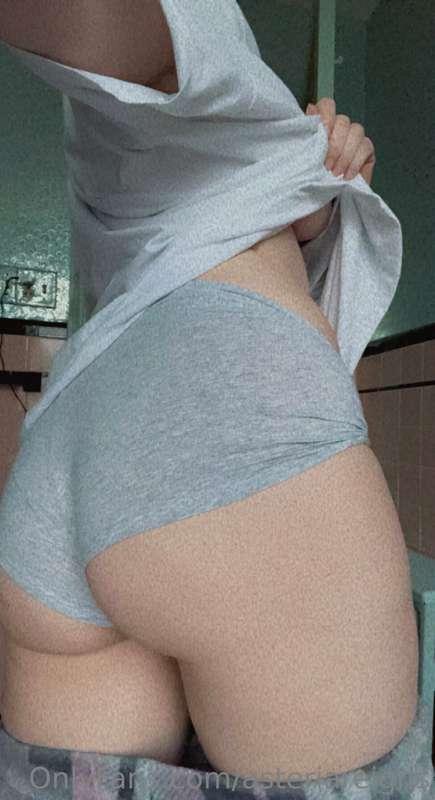 Have some ass this Friday morning 🧡