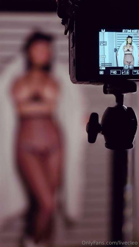 Some BTS from yesterday's video shoot. Yes I kept my socks o..