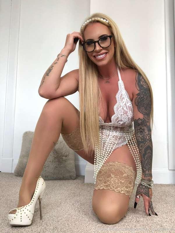 Do you like my heels?? 🤍