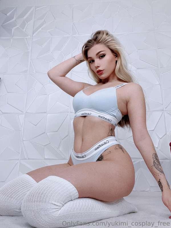 So u like my overknees? 🩵