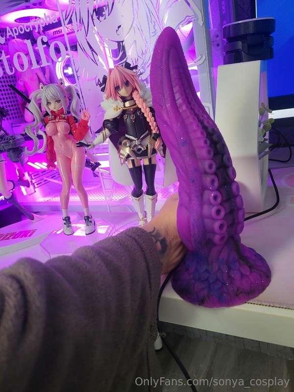 Guess what I just got…A brand new tentacle dildo. 🐙💦Can’t st..