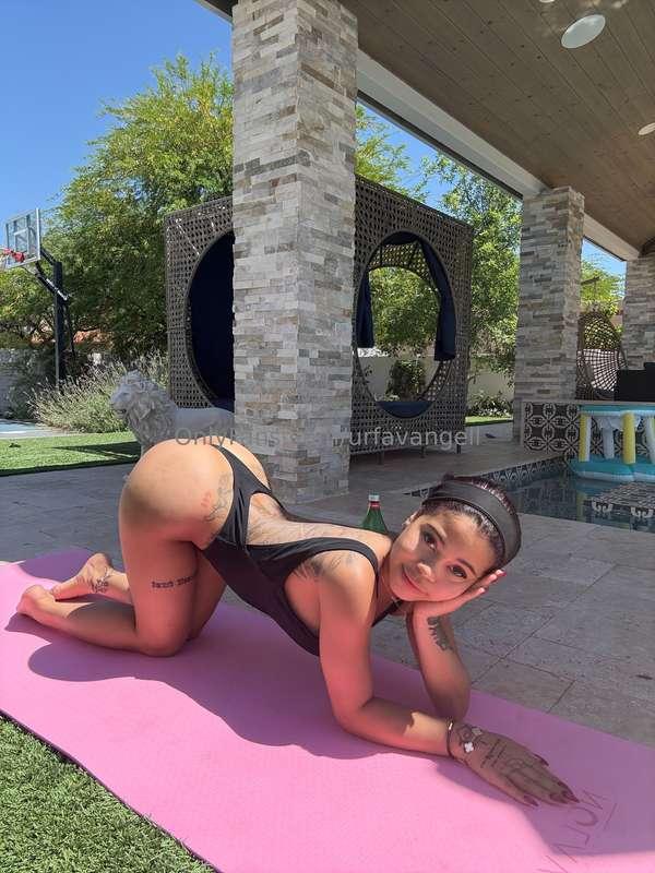 Getting a good stretch in 🧘🏽‍♀️💕💦