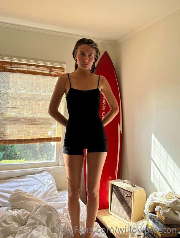 🏄‍♀️🖤it's giving Wednesday Addams as a surfer girl 🏄‍♀️🖤