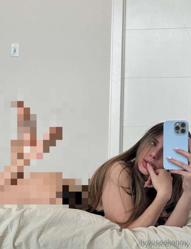 how about 🍑 and 🦶? 😉